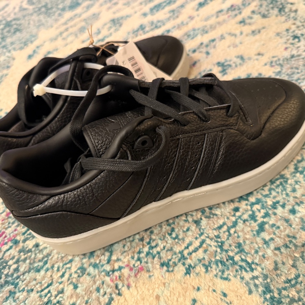 BNWT Men’s Rivalry Lux low - Adidas Black with white/grey sole Sneakers